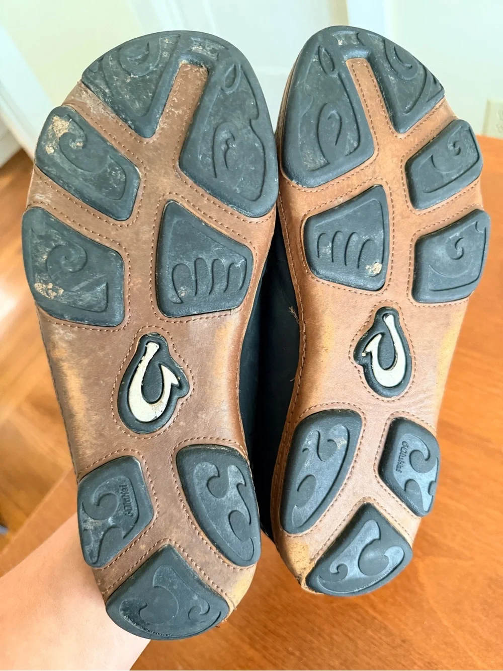 OluKai black leather